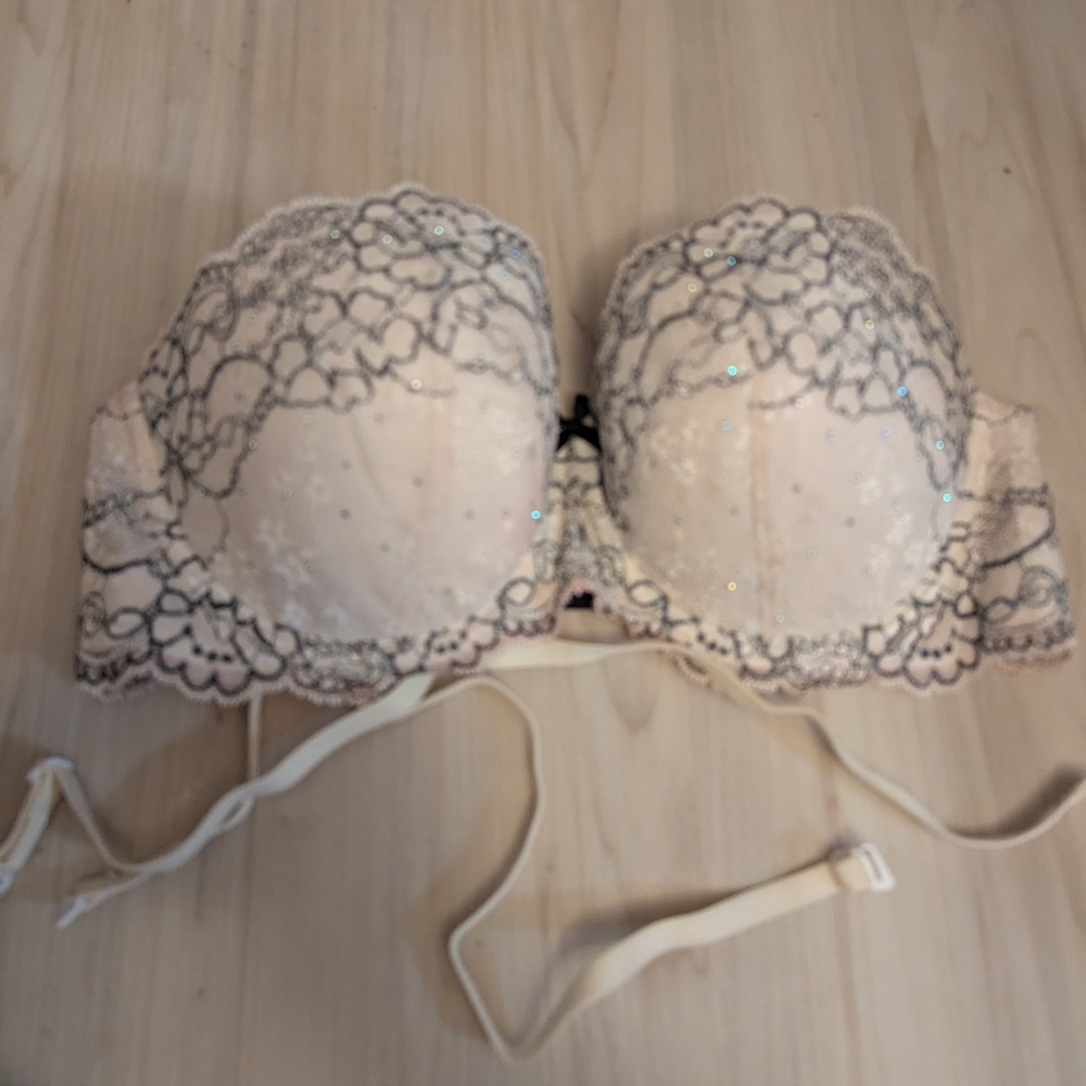 Victoria's Secret Cream and Black Lace Bra - Picture 1 of 3